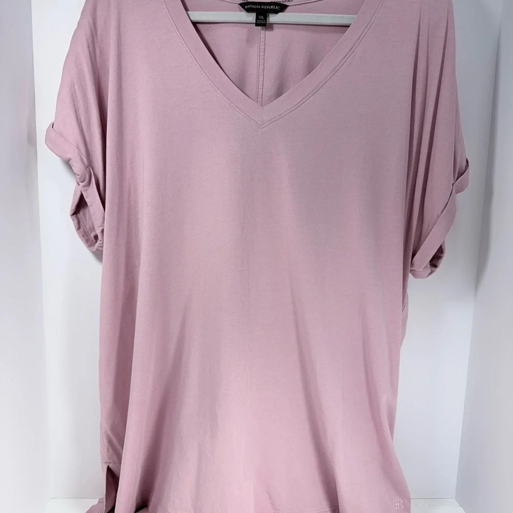 Banana Republic Mauve V-Neck Short Sleeve Top - Picture 1 of 5